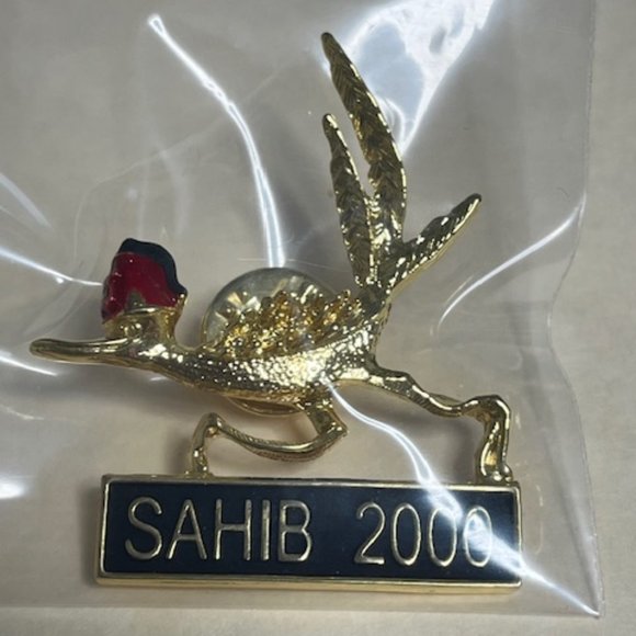 Sahib 2000 Roadrunner w/Red Fez Sahib Shriners Lapel Hat Pin Gold 1.5"x1.75" - Picture 7 of 7